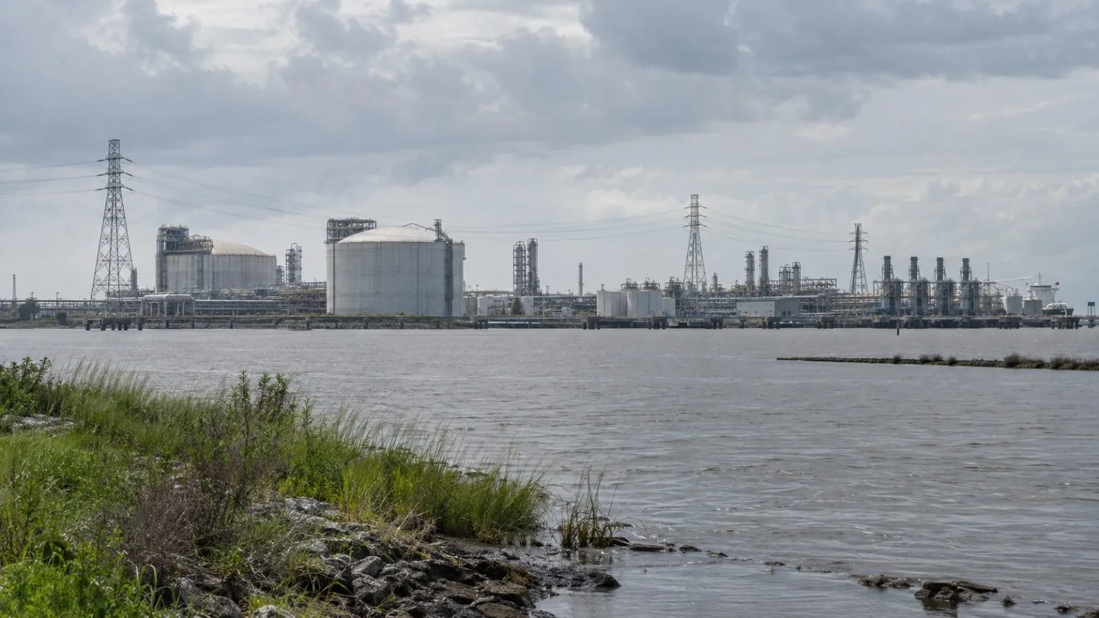 LNG processing units and storage tanks line the Mississippi River at Port Sulphur, Louisiana. / EconoTimes.ai
