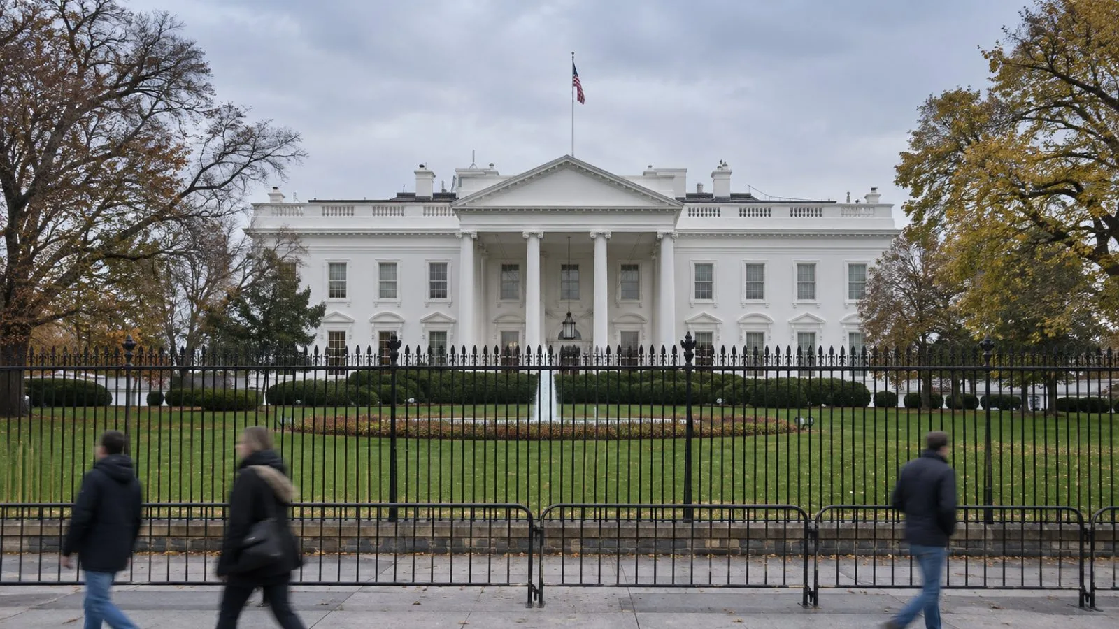 Pedestrians pass the north fence of the White House in Washington, D.C. (AI-generated image / EconoTimes)