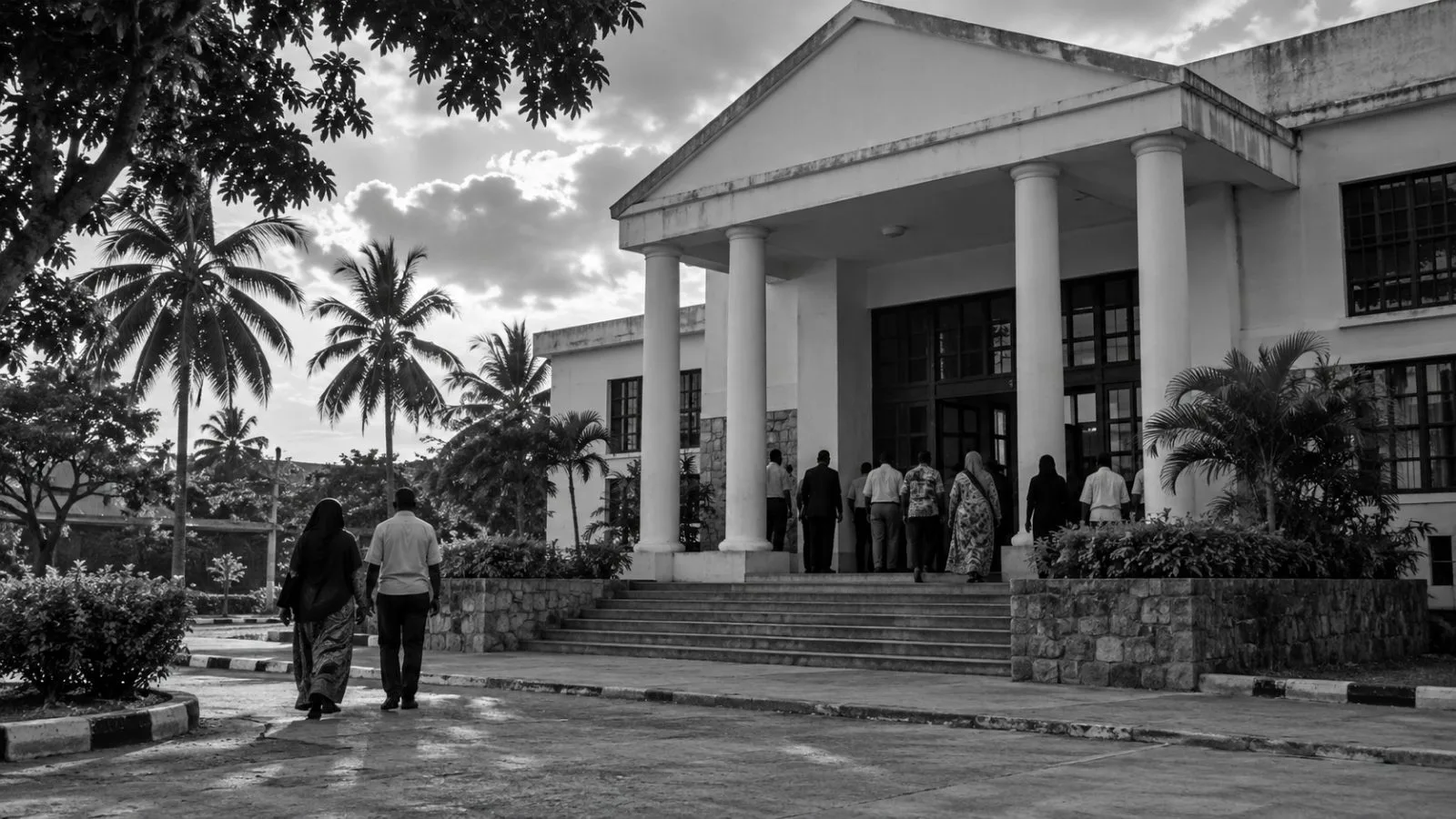 People gather outside the High Court in Malindi, Kenya, after the Shakahola murder verdict. (AI-generated image / EconoTimes)