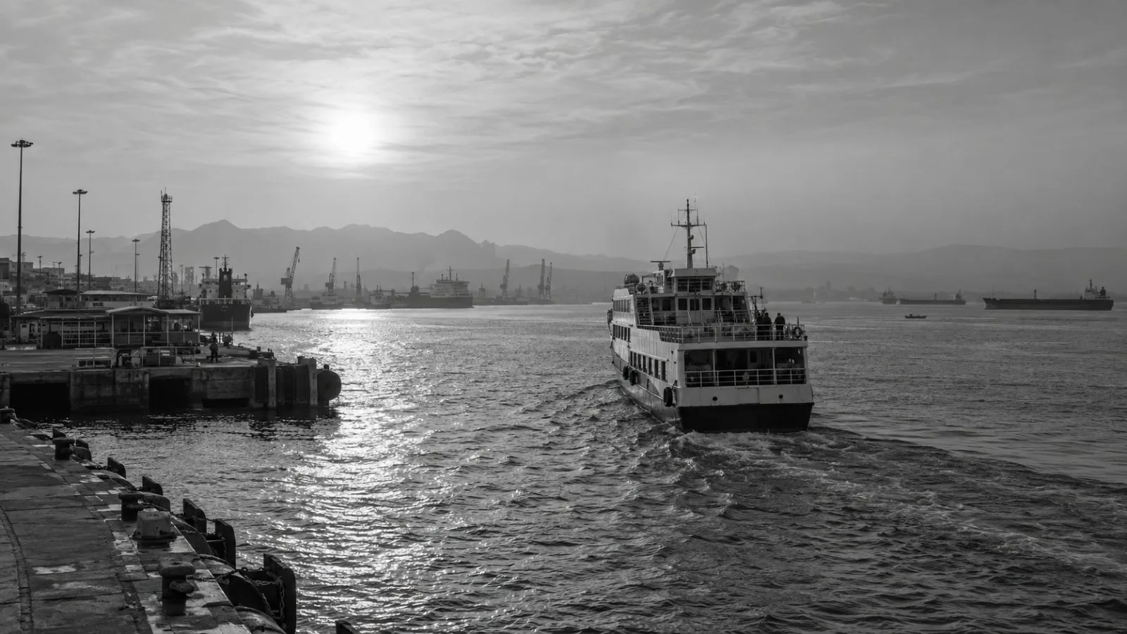 A passenger ferry departs Bandar Abbas toward the Strait of Hormuz. (AI-generated image / EconoTimes)