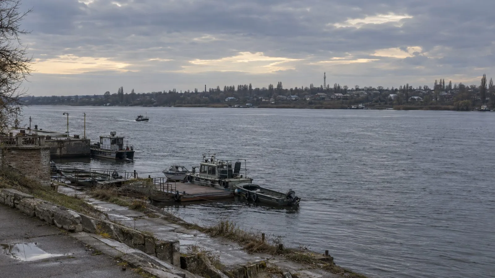 The Dnipro River separates Kherson from Oleshky in Ukraine’s southern Kherson region. (AI-generated image / EconoTimes)