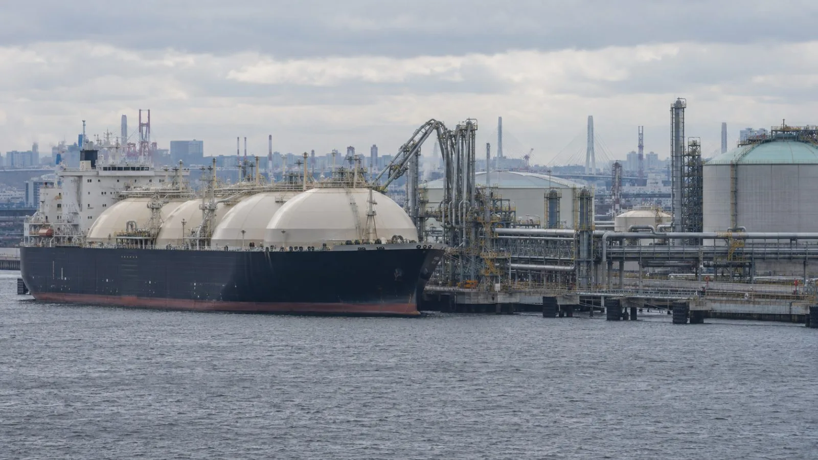 An LNG carrier sits beside loading arms at Negishi LNG Terminal in Yokohama, Japan. (AI-generated image / EconoTimes)