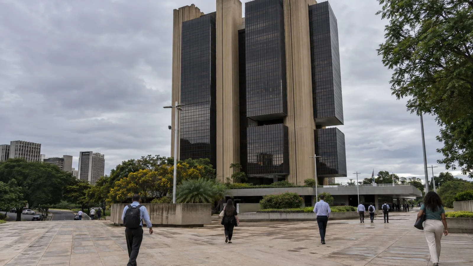 Pedestrians cross the plaza outside Banco Central do Brasil in Brasília. (AI-generated image / EconoTimes)
