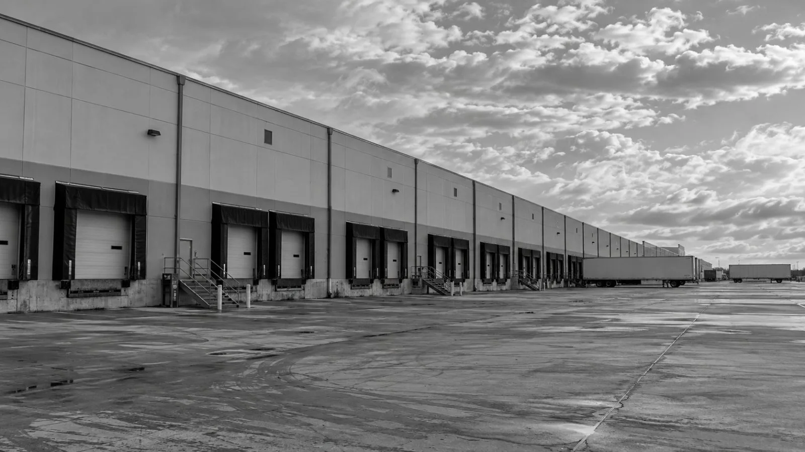 An industrial parcel sits beside warehouses in Fort Worth, Texas. / EconoTimes.ai (mono)