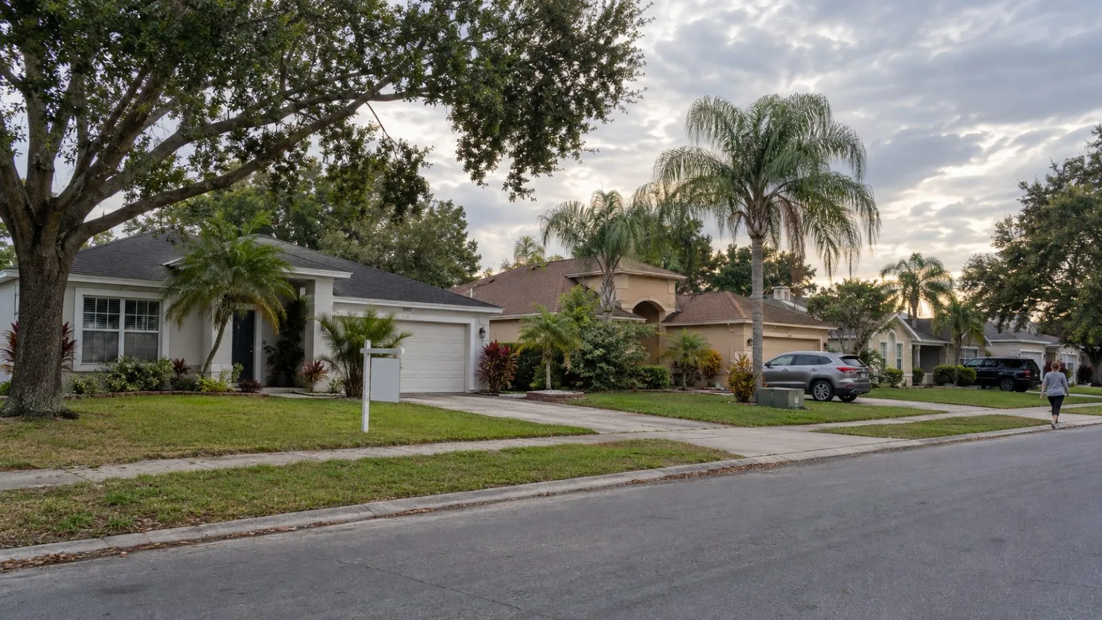 A single-family home stands along a residential street in Orlando, Florida. (AI-generated image / EconoTimes)
