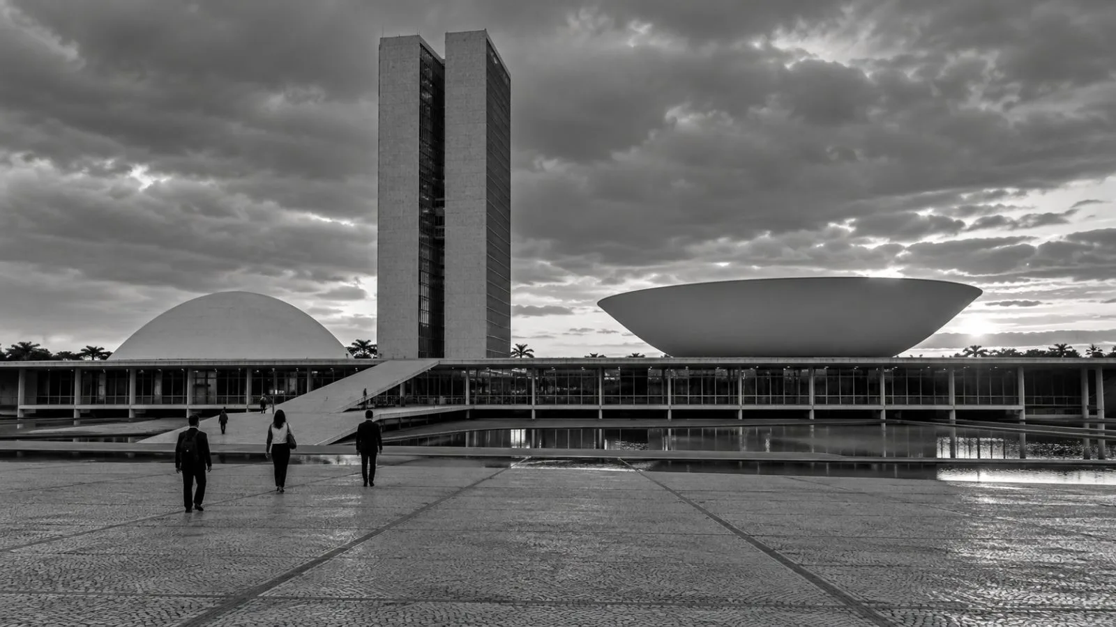 The National Congress rises over Brasília’s Esplanade of Ministries beneath low clouds in late afternoon. (AI-generated image / EconoTimes)