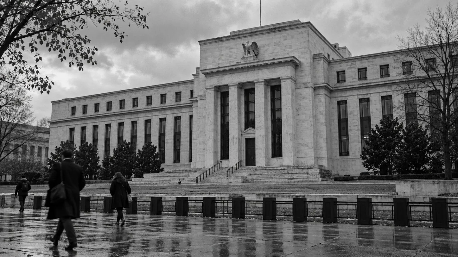 Pedestrians pass the Marriner S. Eccles Federal Reserve Board Building in Washington, D.C. (AI-generated image / EconoTimes)