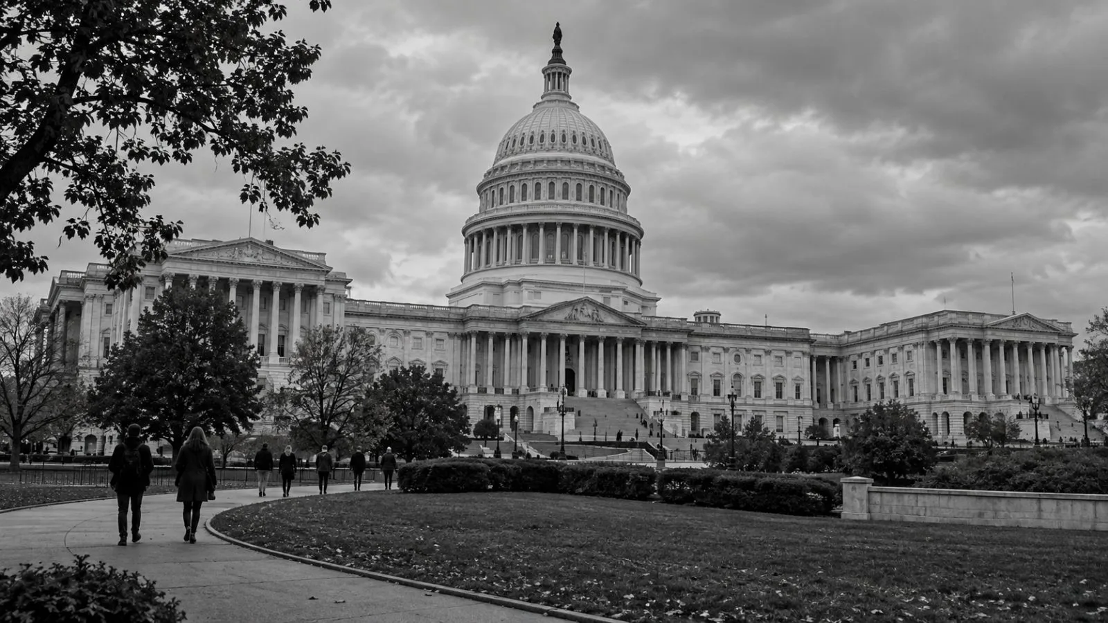 Visitors cross the U.S. Capitol grounds in Washington on an overcast afternoon. (AI-generated image / EconoTimes)