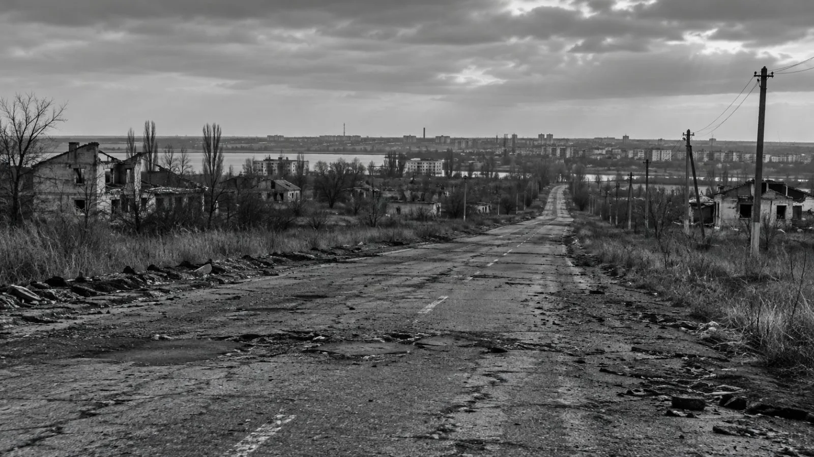 An empty road leads toward Oleshky in Ukraine’s Kherson region. (AI-generated image / EconoTimes)
