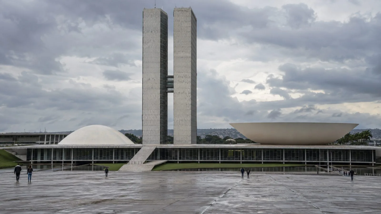 People cross the plaza outside Brazil’s National Congress in Brasília beneath an overcast sky. (AI-generated image / EconoTimes)