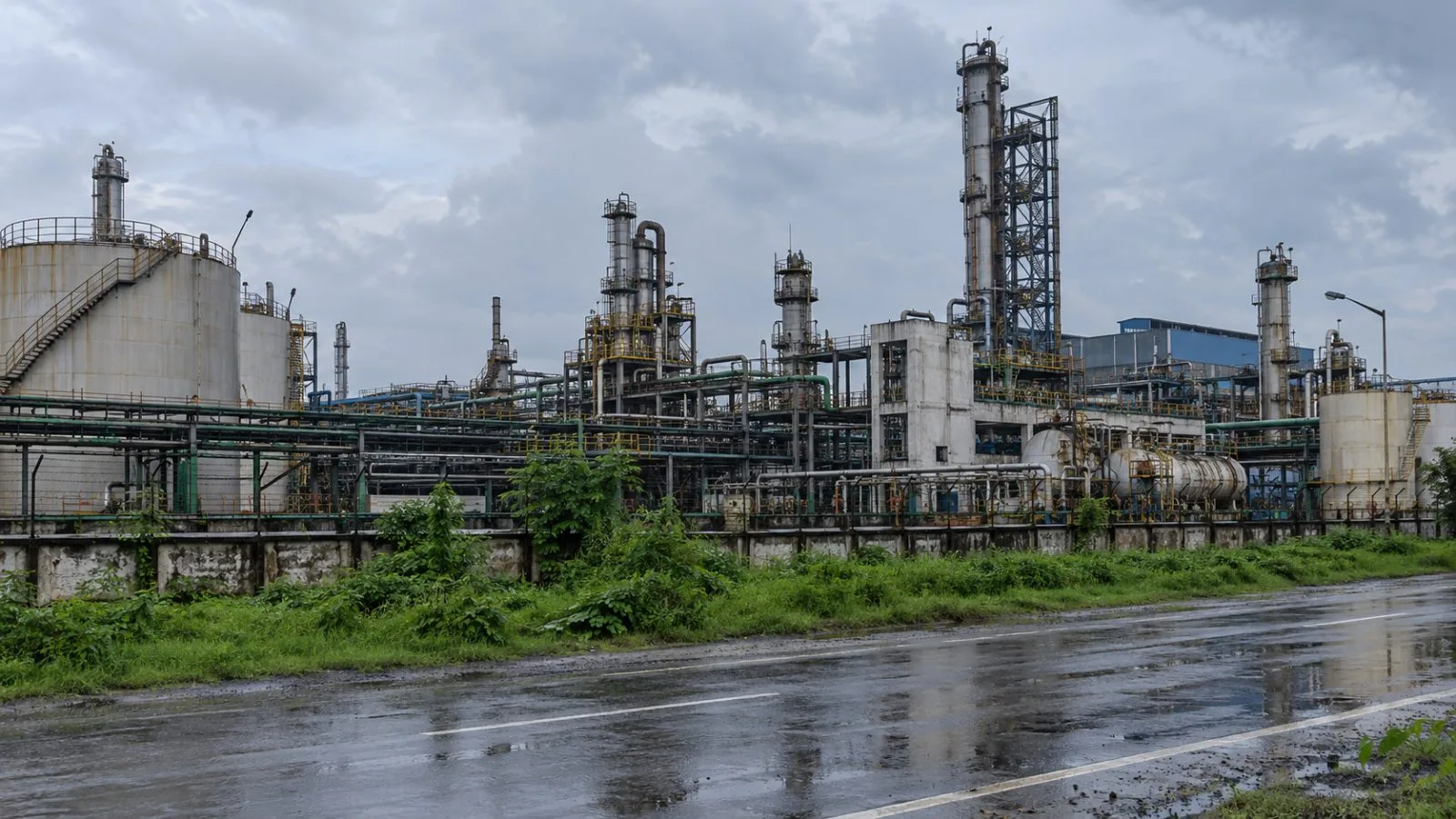 Process towers and pipe racks rise at Himadri’s Mahistikry chemical plant in West Bengal. (AI-generated image / EconoTimes)