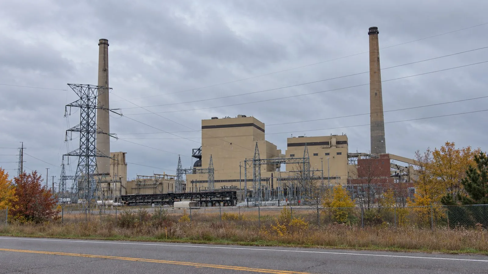 A natural-gas power plant stands near Beloit, Wisconsin, beneath a cloudy autumn sky. / EconoTimes.ai