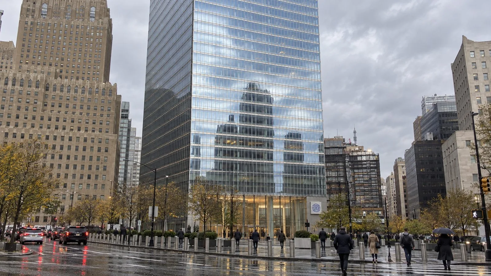 Pedestrians cross the plaza beside 7 World Trade Center in Lower Manhattan. / EconoTimes.ai