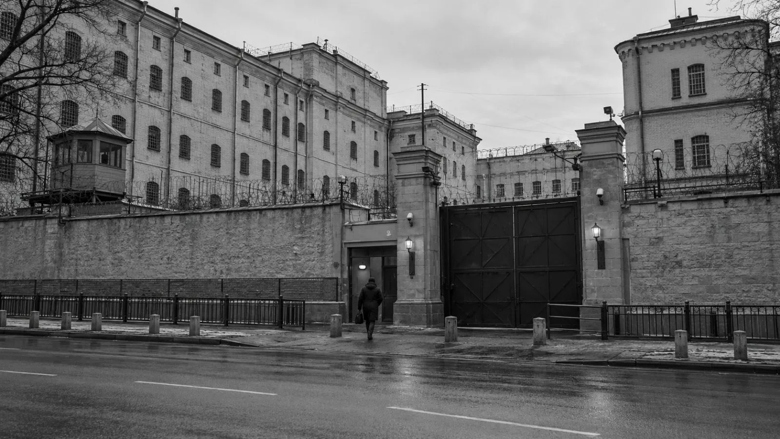 A visitor approaches the Lefortovo detention facility entrance in Moscow. (AI-generated image / EconoTimes)