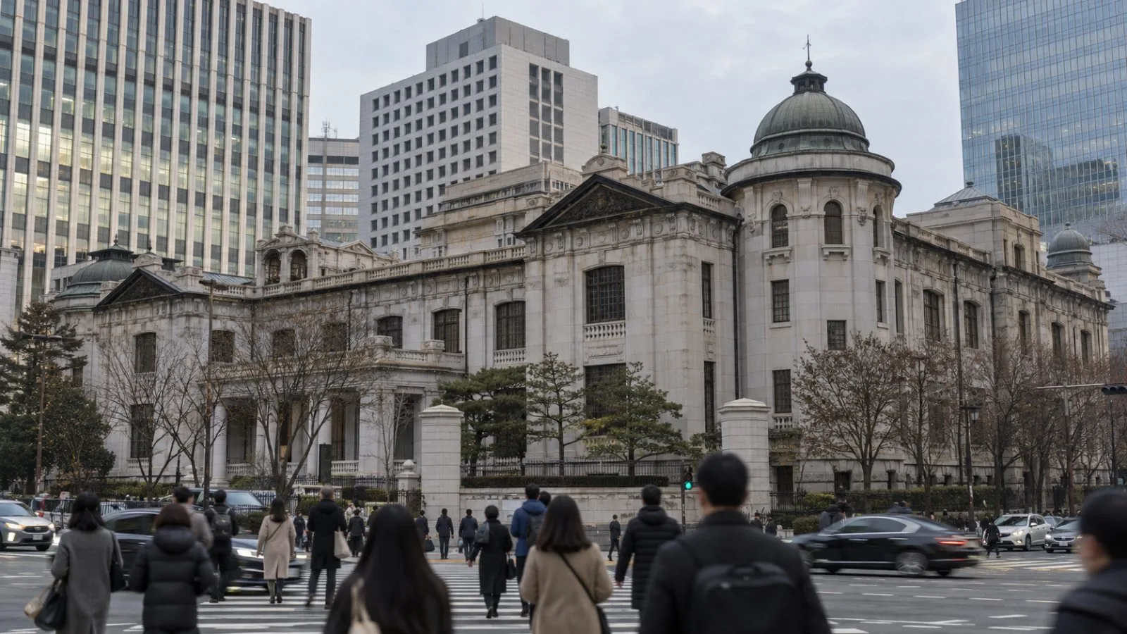 Pedestrians pass the Bank of Korea headquarters in Seoul on an overcast afternoon. (AI-generated image / EconoTimes)