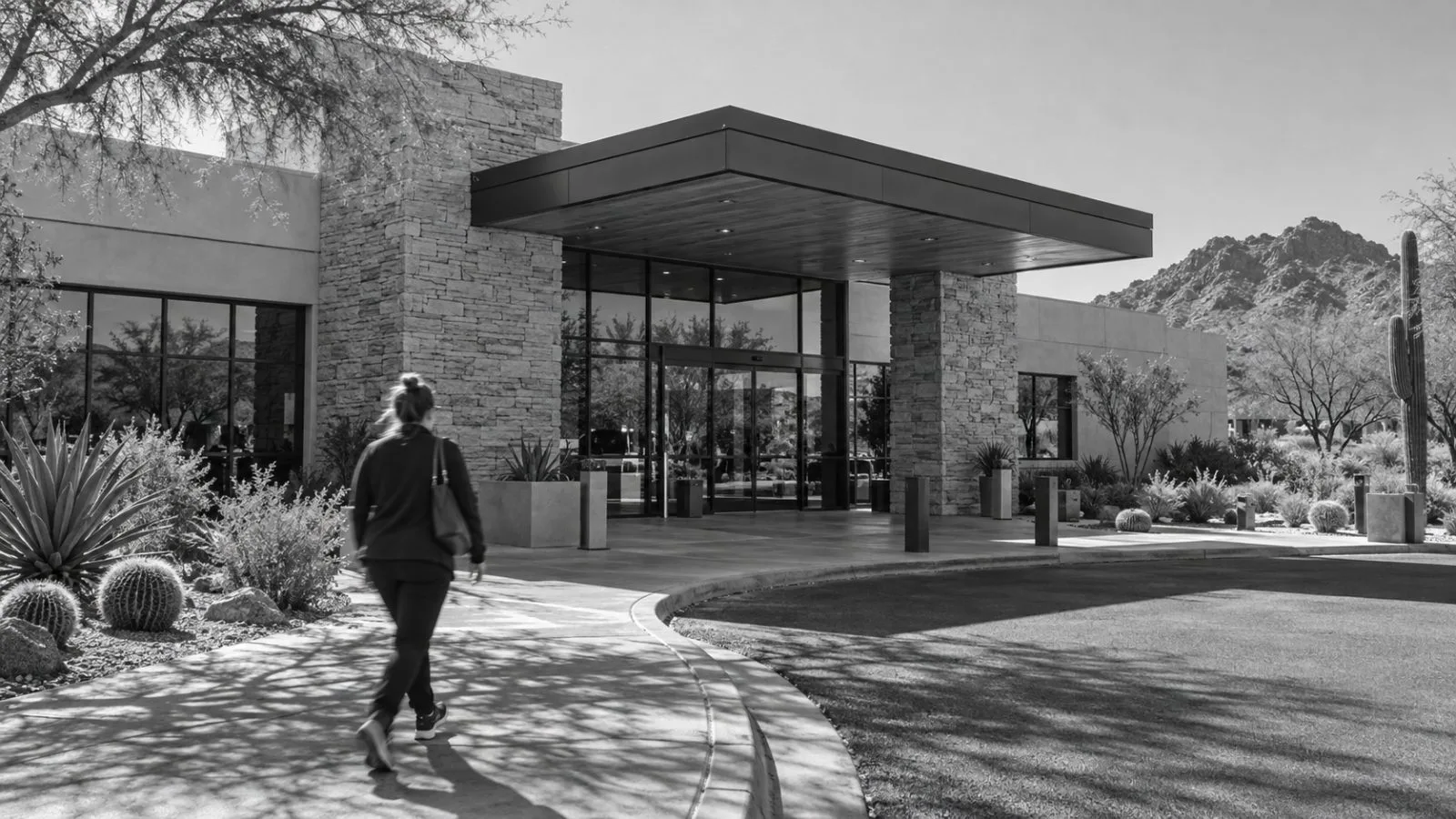 The donor bank’s medical facility stands in Scottsdale, Arizona, in the clear morning light. (AI-generated image / EconoTimes)