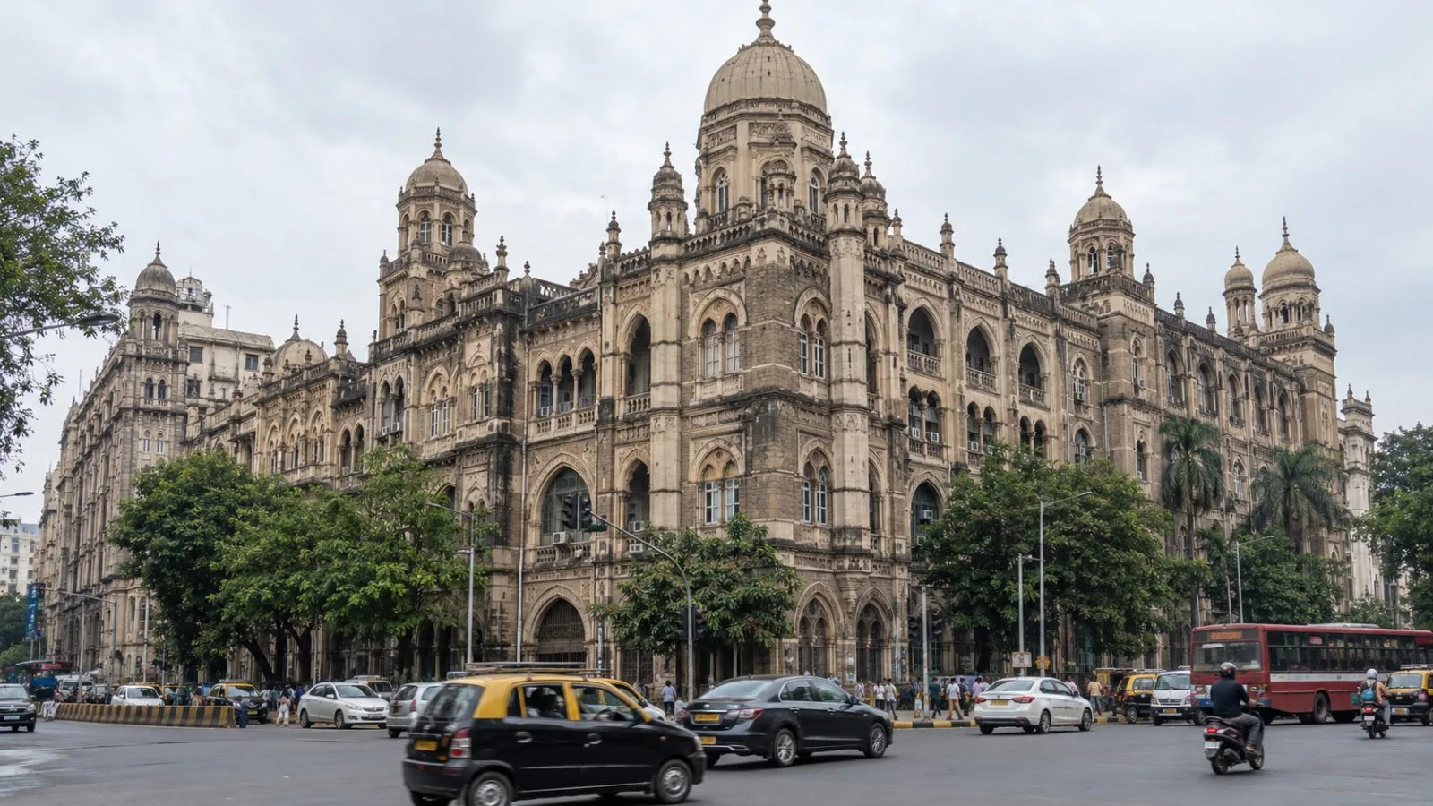 The New India Assurance headquarters stands along M.G. Road in Mumbai’s Fort district. (AI-generated image / EconoTimes)