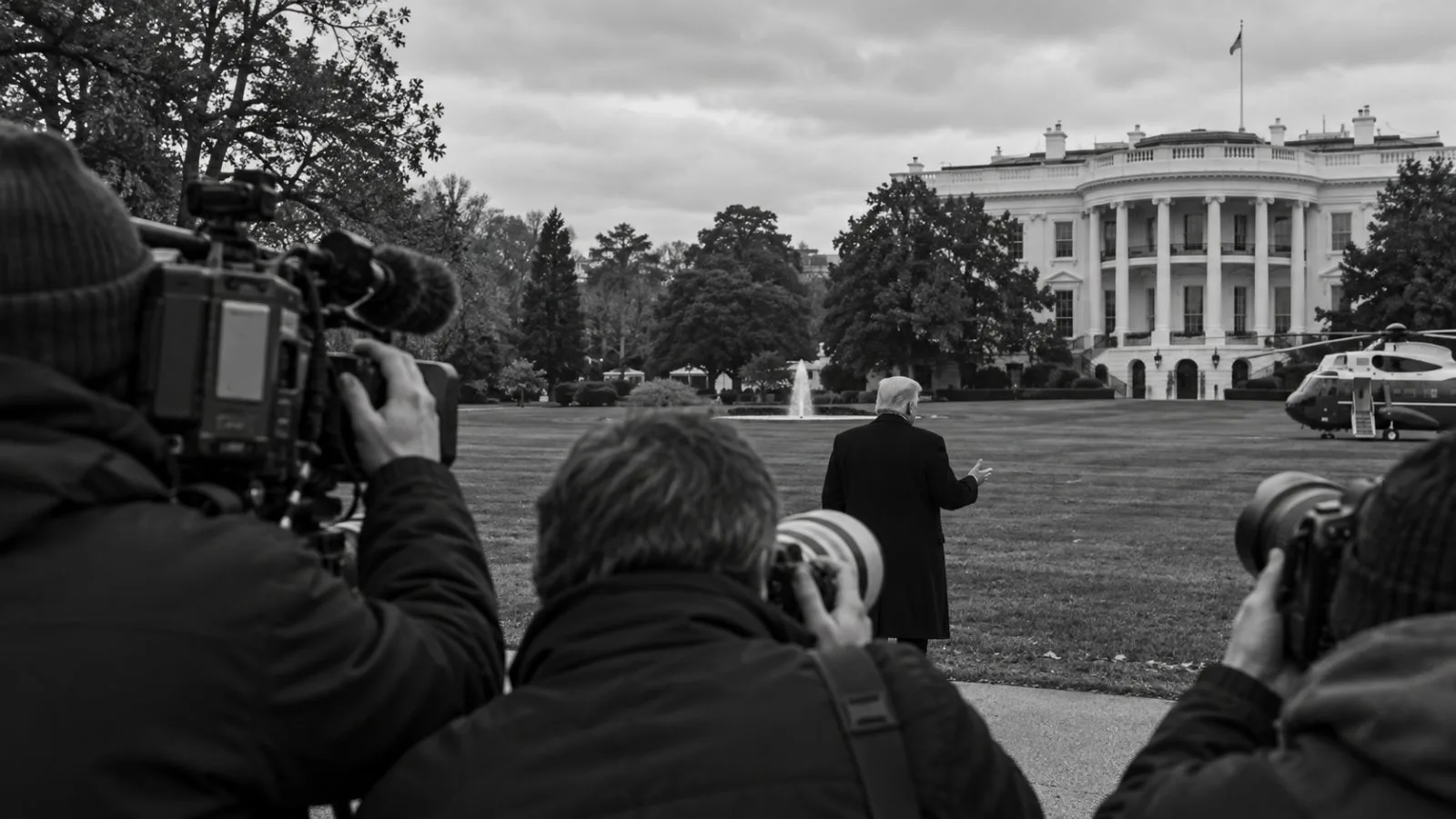 Reporters gather on the South Lawn of the White House in Washington. (AI-generated image / EconoTimes)