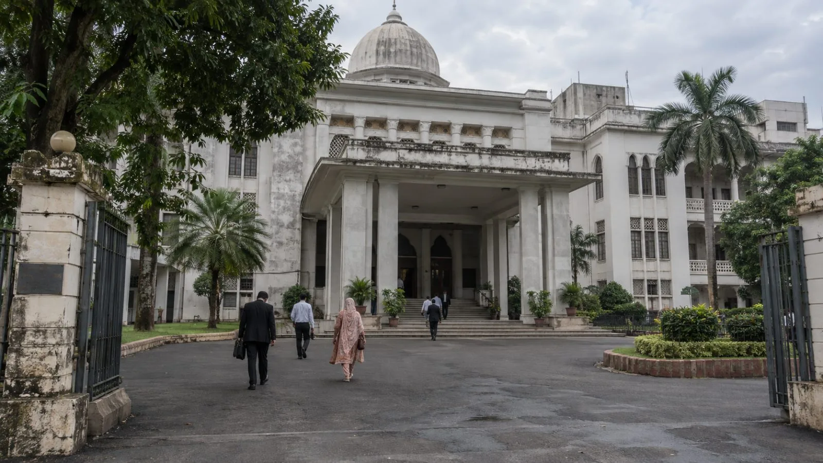 Visitors walk toward the International Crimes Tribunal in Dhaka, Bangladesh. (AI-generated image / EconoTimes)
