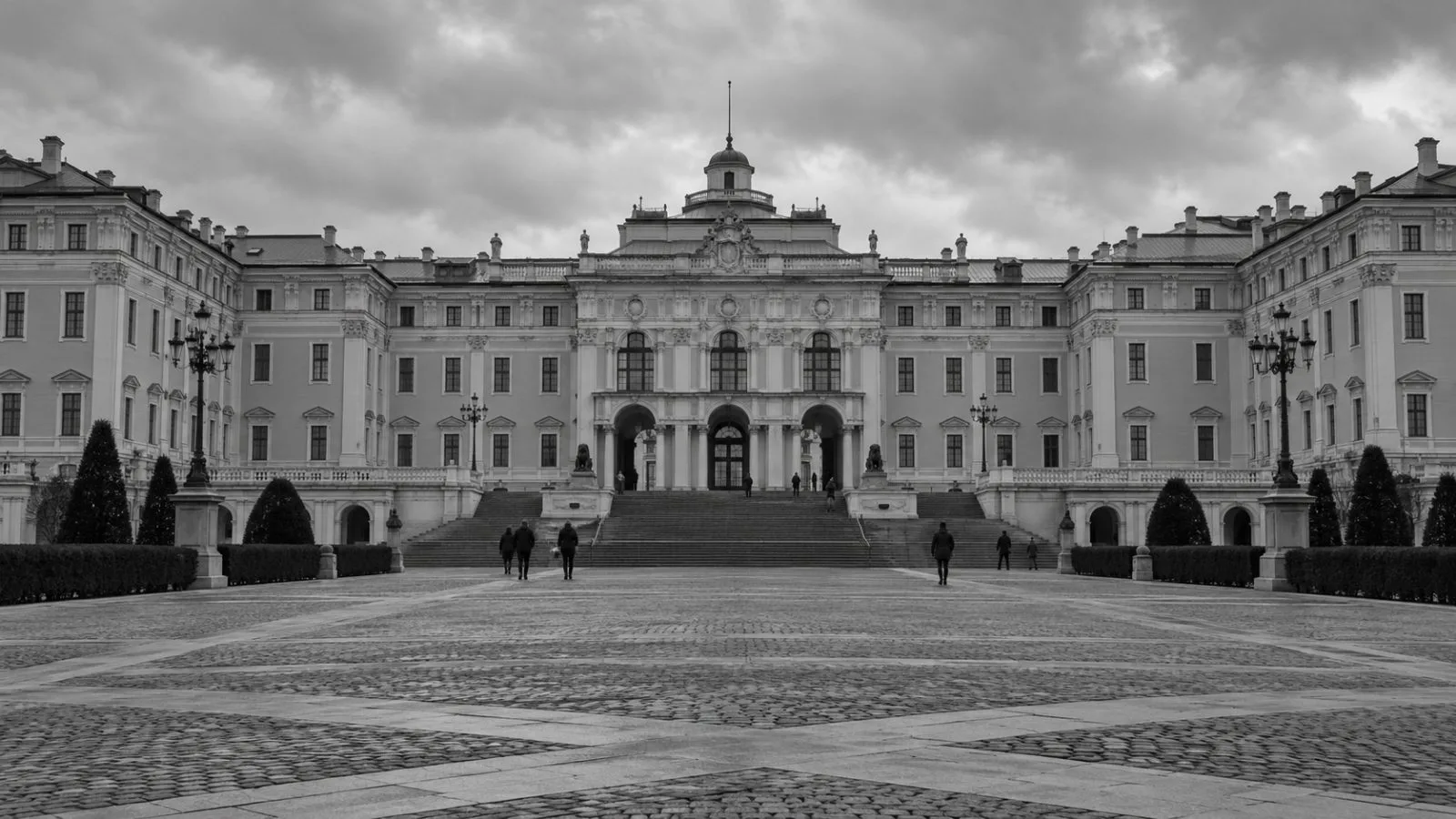 The entrance to Constantine Palace stands under overcast skies in St. Petersburg, Russia. (AI-generated image / EconoTimes)
