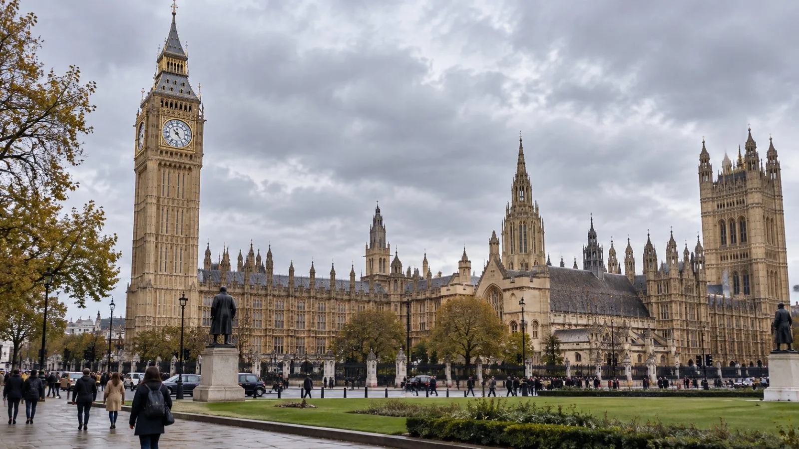 Pedestrians walk past the Palace of Westminster in London on an overcast afternoon. / EconoTimes.ai