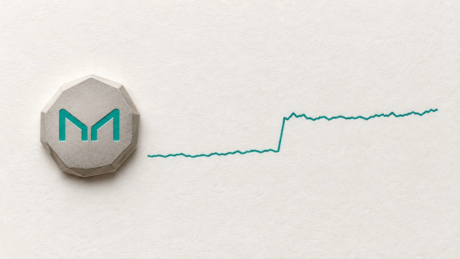A compact market graphic depicts a sharp five-minute jump in Maker’s quoted price. / EconoTimes.ai