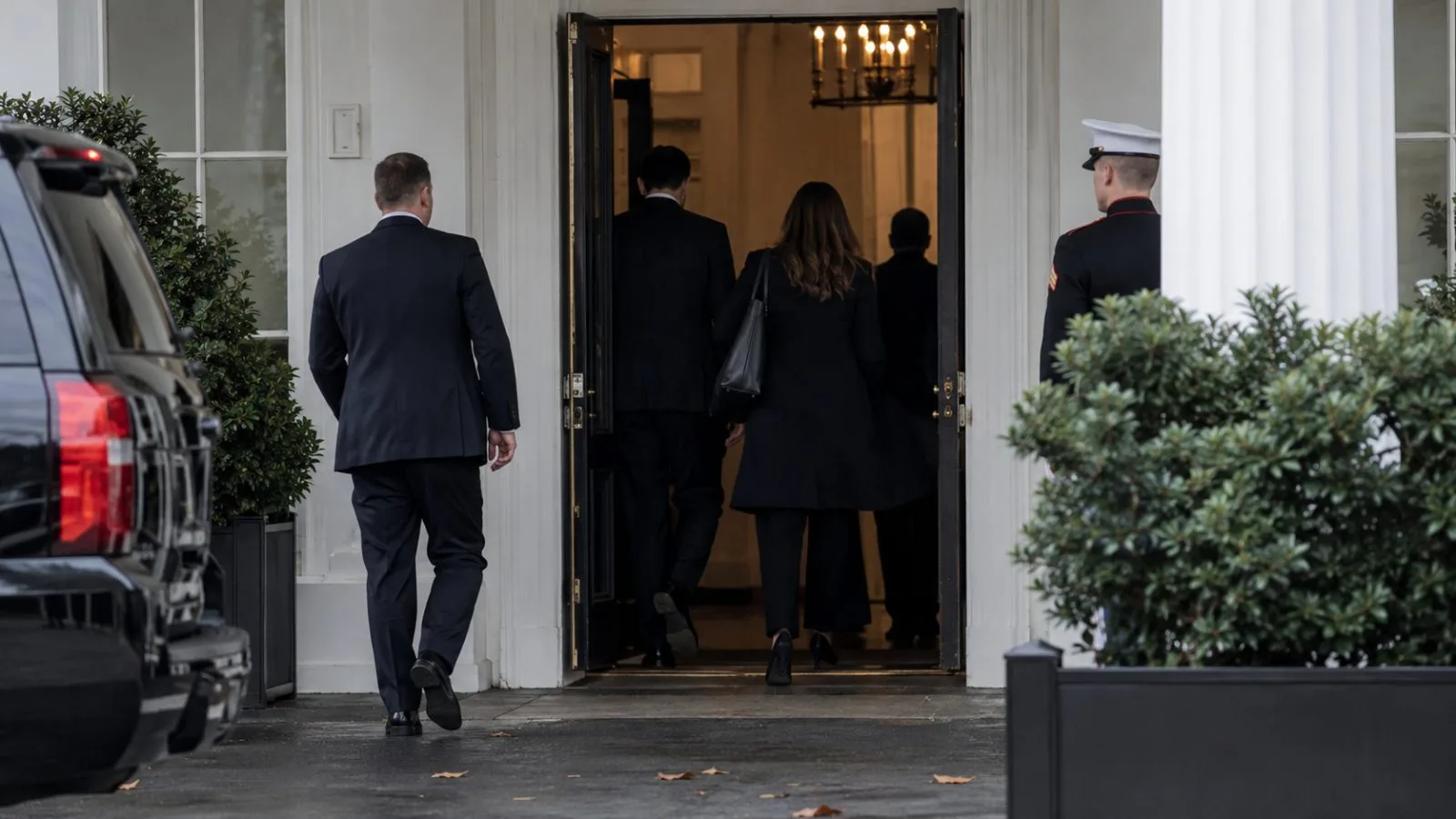 The West Wing entrance stands behind security fencing at the White House in Washington. (AI-generated image / EconoTimes)