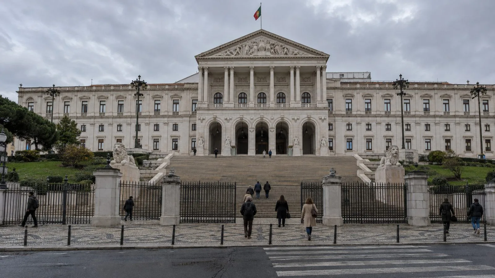 Pedestrians pass São Bento Palace, home to Portugal’s parliament, in Lisbon. (AI-generated image / EconoTimes)