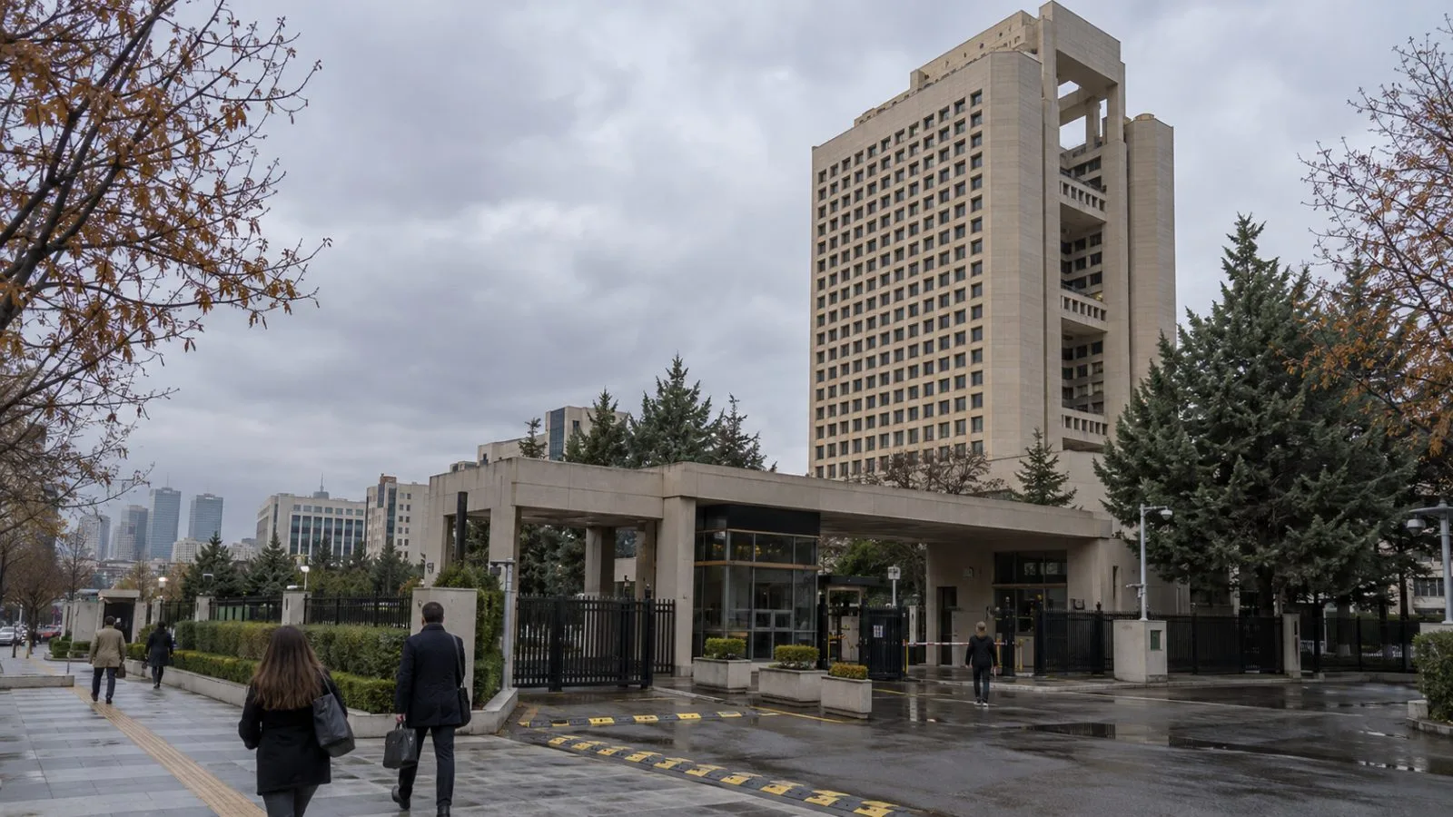 Visitors pass the Ministry of Treasury and Finance in Ankara, Türkiye. (AI-generated image / EconoTimes)