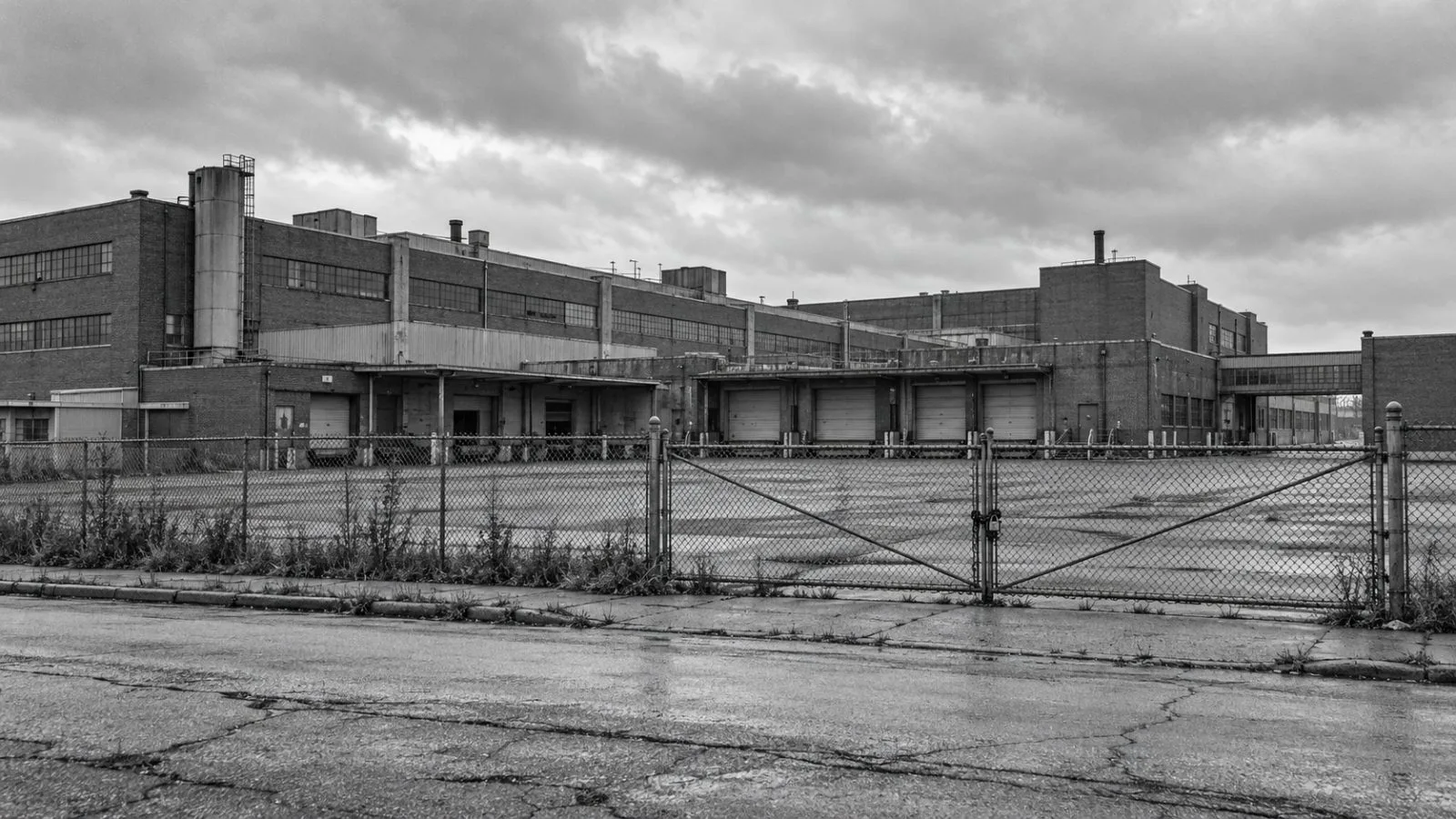 A closed appliance plant sits behind a fence in Anderson, Indiana. / EconoTimes.ai