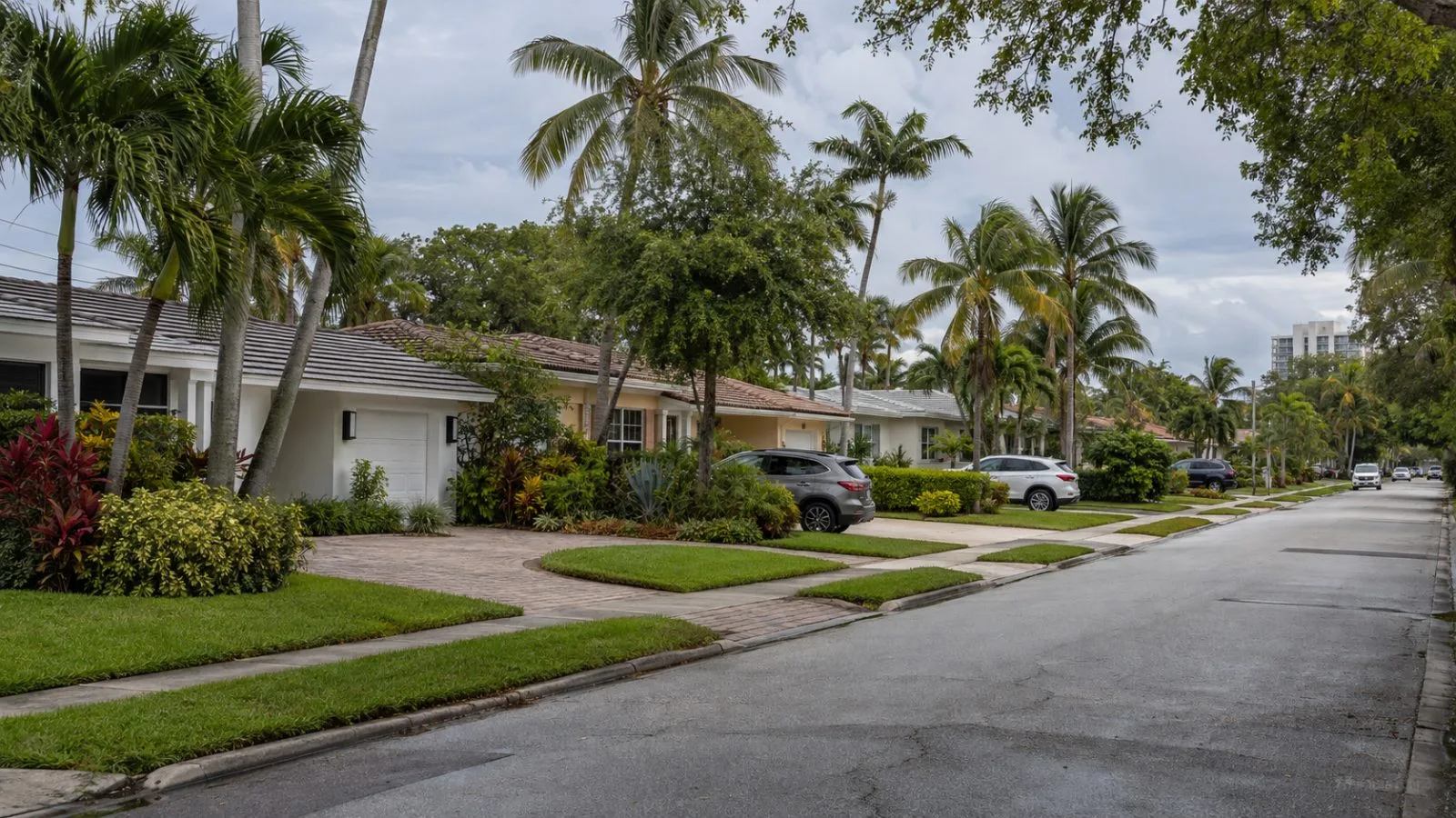 Single-family homes line a residential street in Fort Lauderdale, Florida, beneath a bright overcast sky. (AI-generated image / EconoTimes)