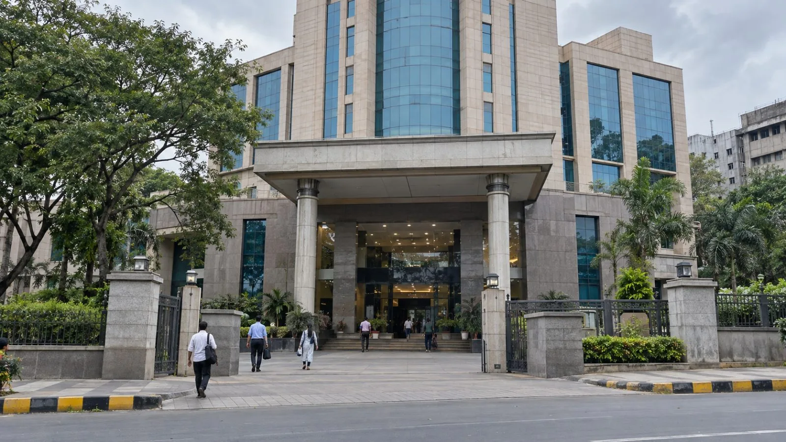 Pedestrians pass the Bank of Maharashtra headquarters in Pune, India. (AI-generated image / EconoTimes)