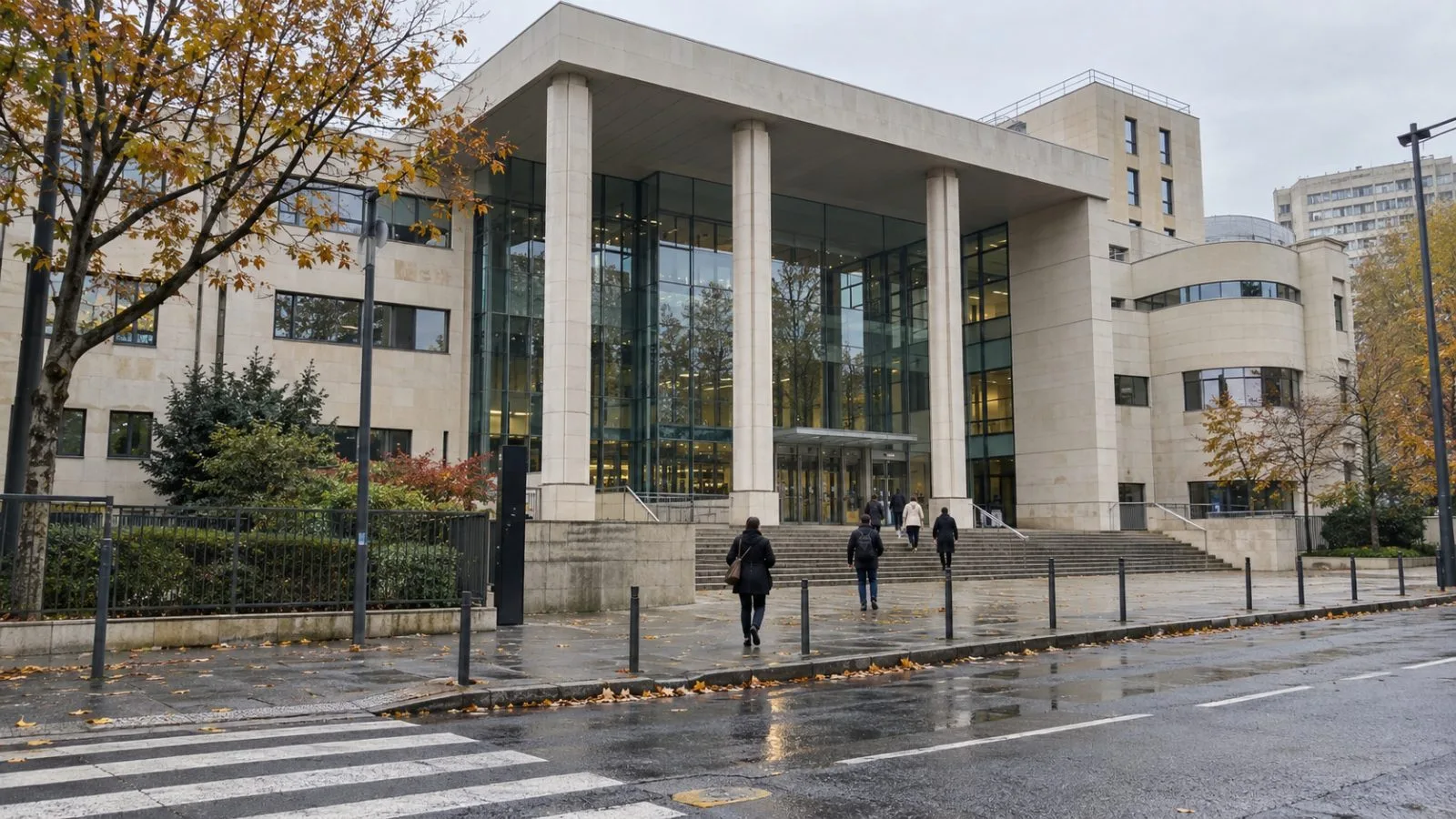 Visitors approach the commercial court in Créteil, France, on an overcast autumn morning. / EconoTimes.ai
