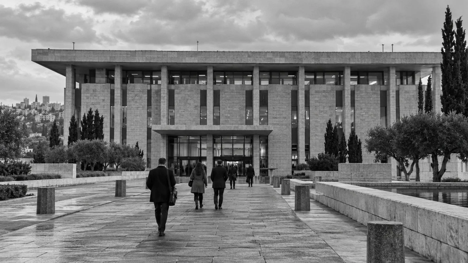 Anonymous visitors approach the Knesset entrance in Jerusalem. (AI-generated image / EconoTimes)