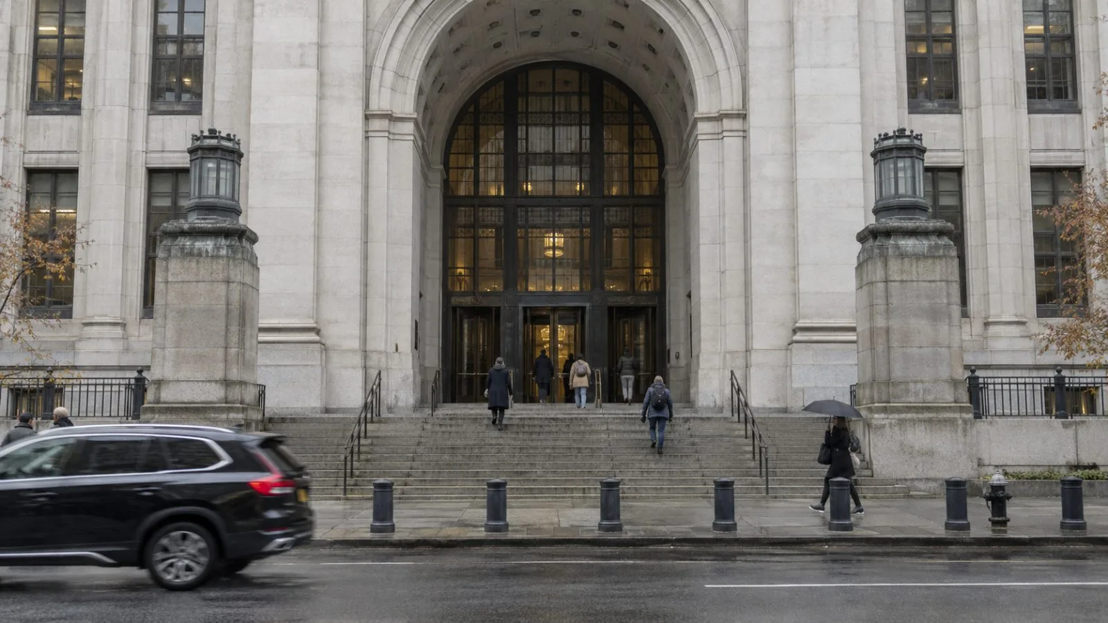 Visitors enter the Daniel Patrick Moynihan U.S. Courthouse in Manhattan beneath an overcast afternoon sky. (AI-generated image / EconoTimes)
