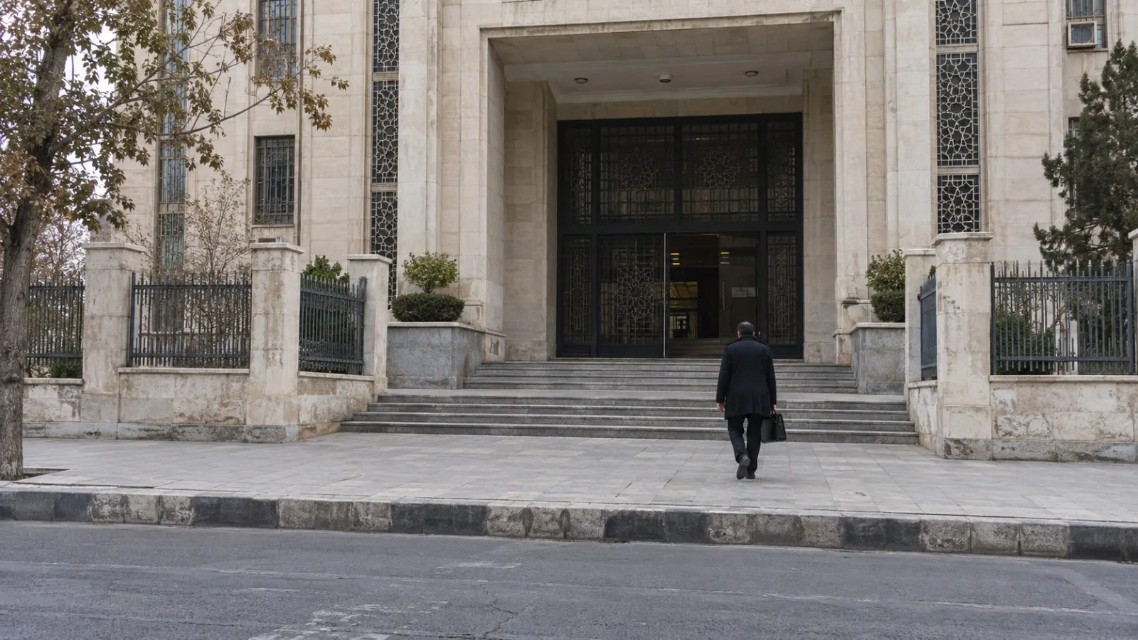 An unmarked courthouse entrance stands on a quiet street in Isfahan, Iran. (AI-generated image / EconoTimes)