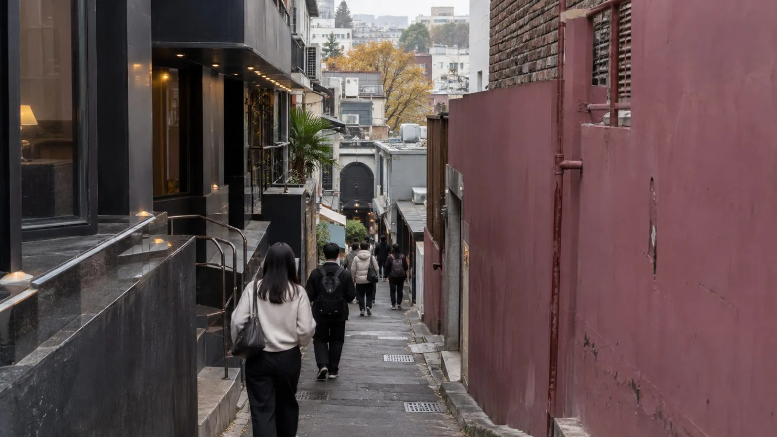 Pedestrians move through the narrow alley beside Hamilton Hotel in Itaewon, Seoul. (AI-generated image / EconoTimes)