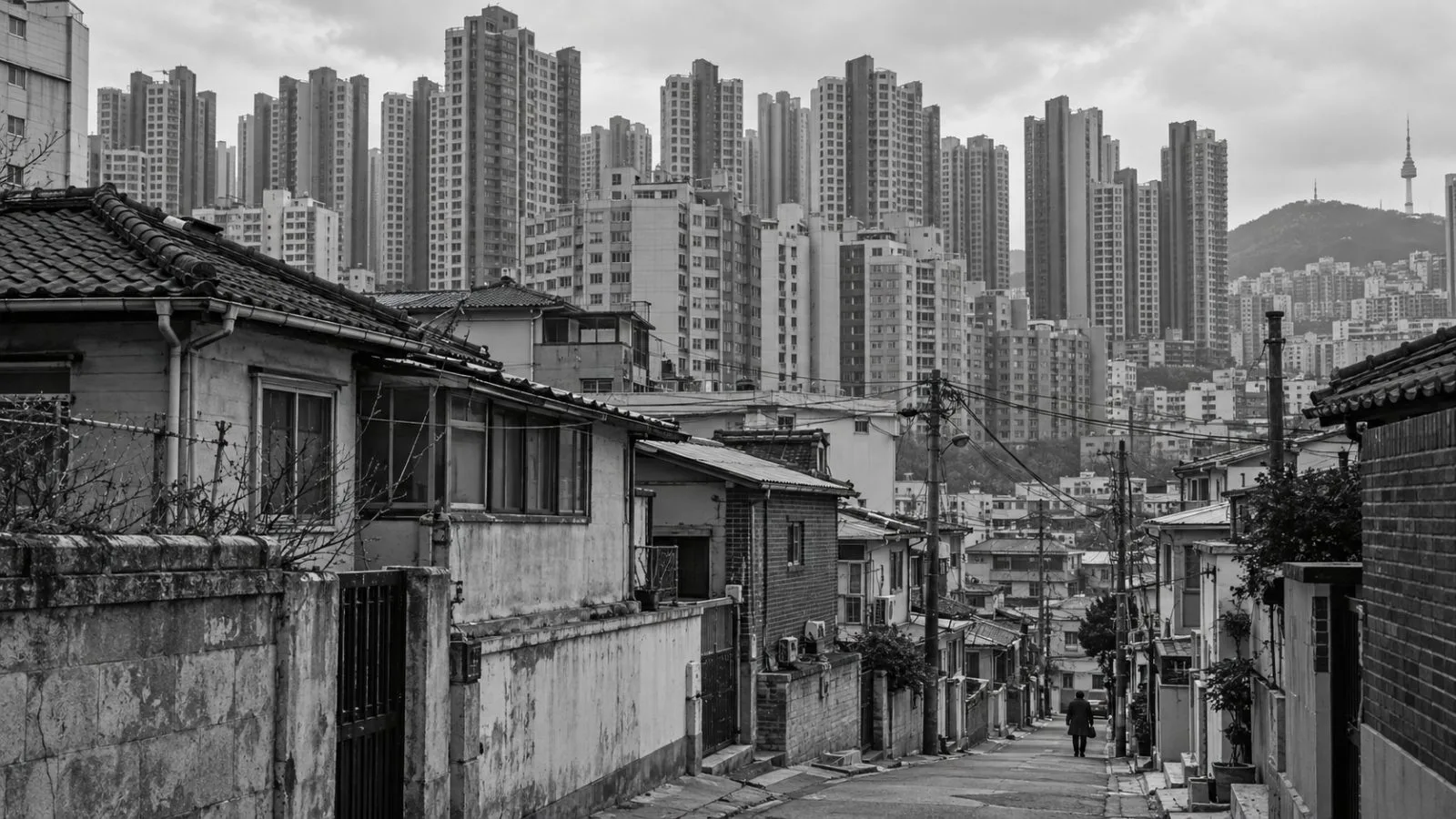 Apartment towers rise above low-rise homes in Seoul, South Korea, on an overcast morning. (AI-generated image / EconoTimes)