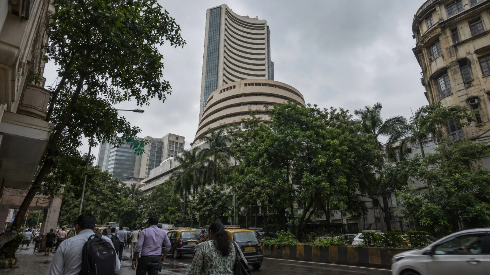Pedestrians pass the BSE building on Dalal Street in Mumbai, India. (AI-generated image / EconoTimes)