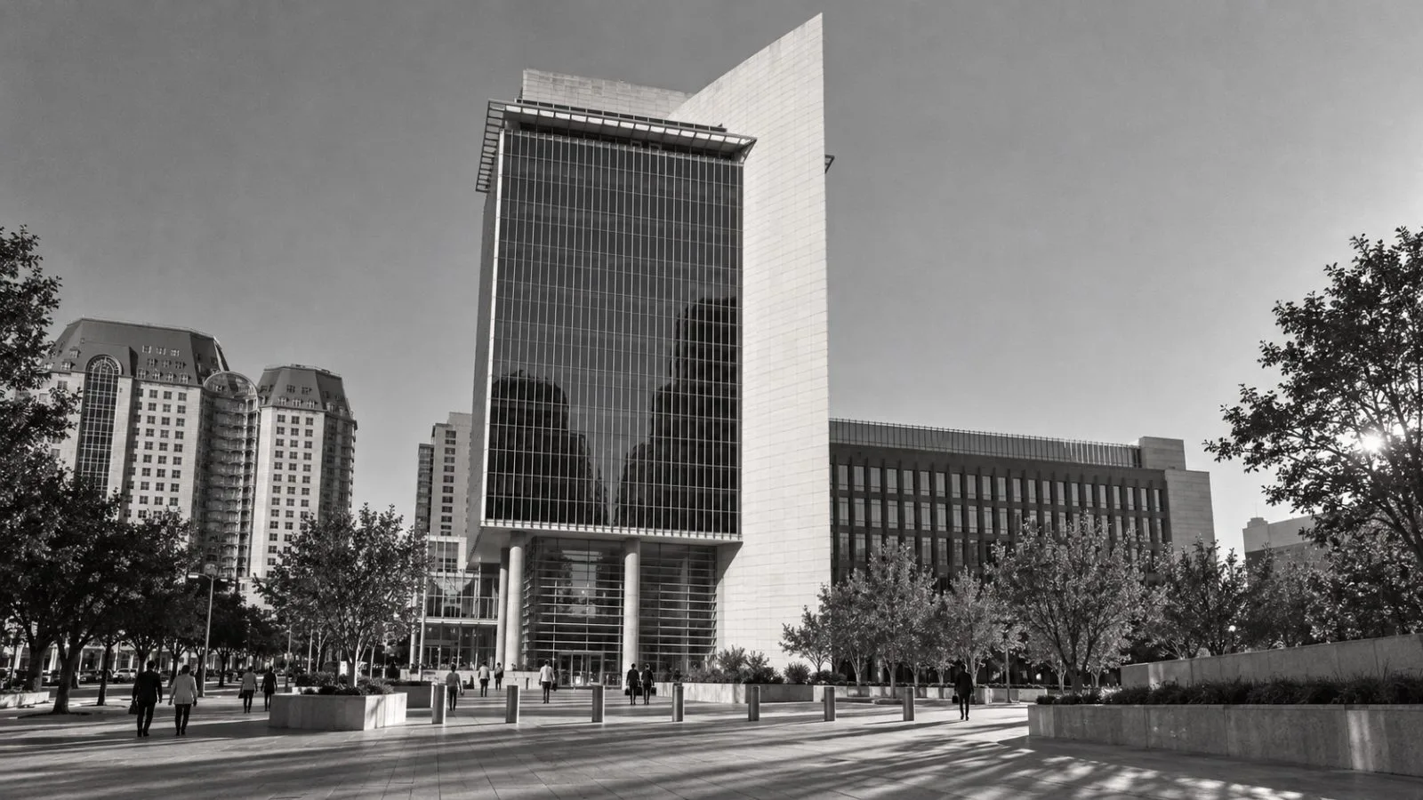 The Federal Reserve Bank of Dallas stands in late-afternoon light in Dallas, Texas / EconoTimes.ai