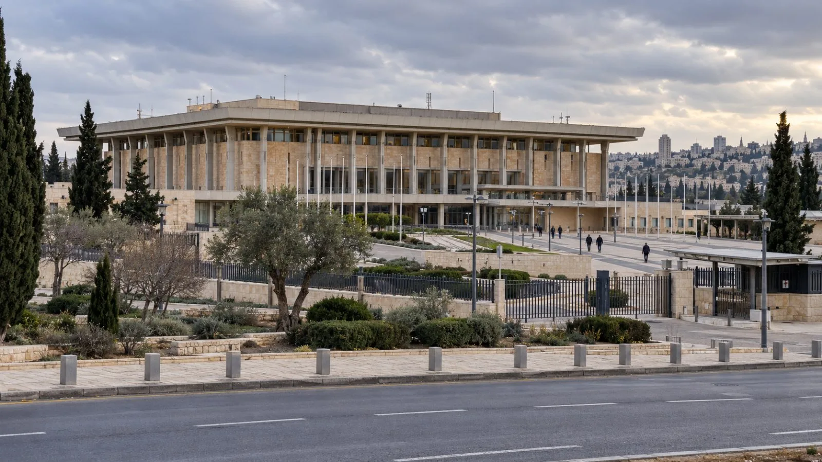 Israel’s Knesset stands above a quiet public forecourt in Jerusalem. (AI-generated image / EconoTimes)