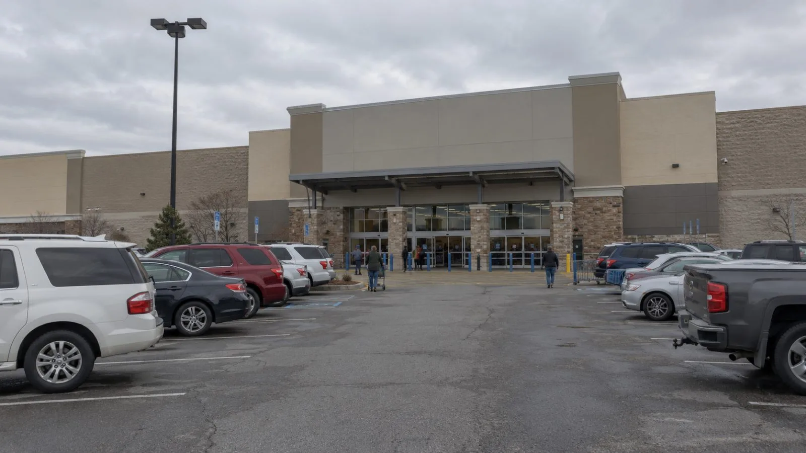 Cars sit outside the Walmart store in Senatobia, Mississippi. (AI-generated image / EconoTimes)