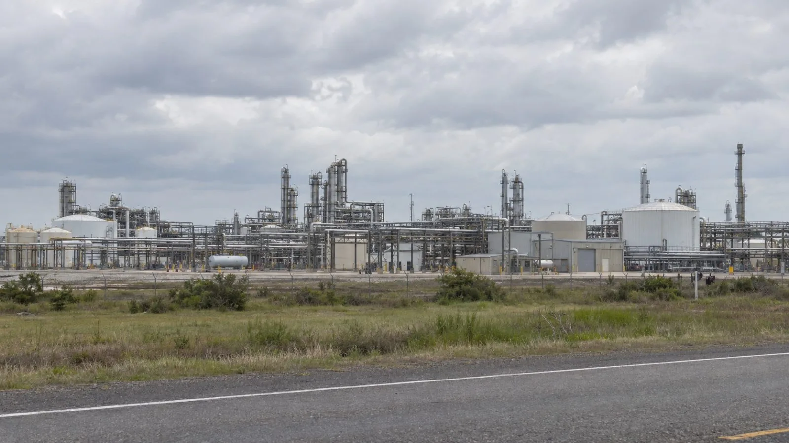 Industrial pipe racks stand at Dow’s Seadrift site in Calhoun County, Texas. (AI-generated image / EconoTimes)