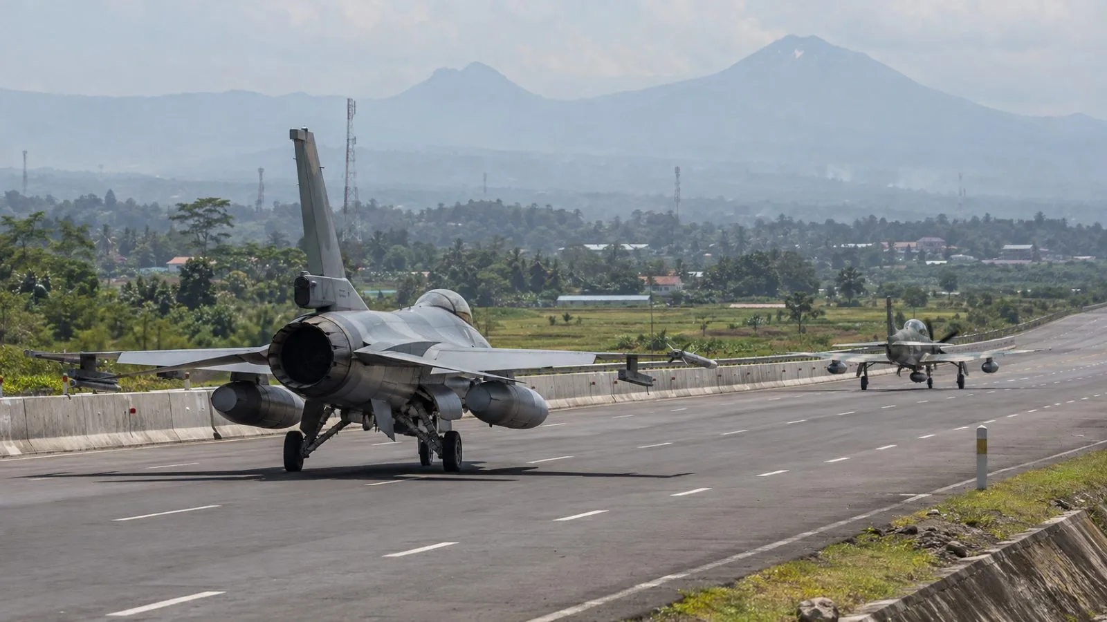 Indonesian Air Force jets line up for runway trials on the Pasuruan-Probolinggo toll road in East Java. (AI-generated image / EconoTimes)