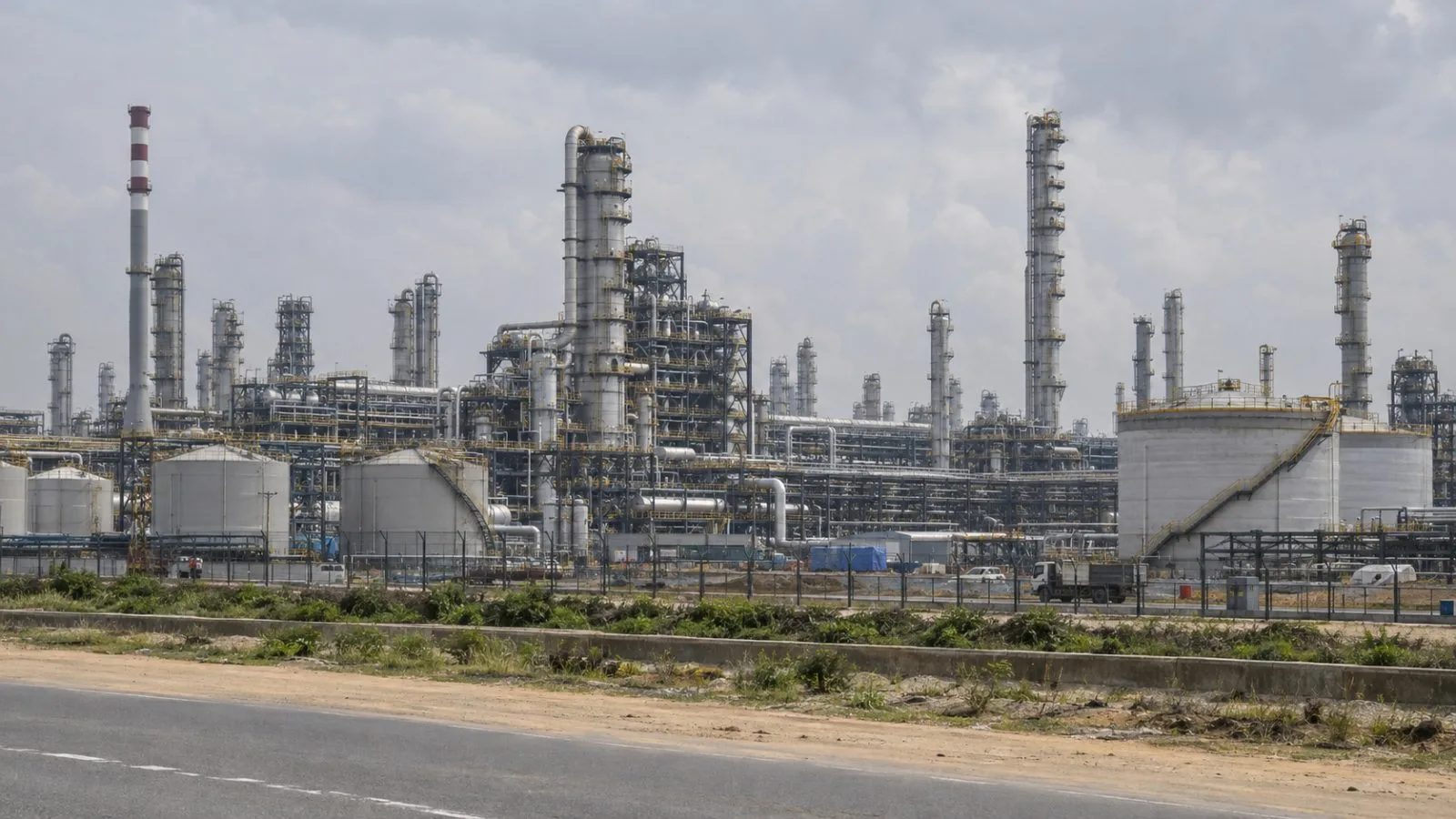Processing towers and storage tanks stand at the Dangote refinery in Lagos, Nigeria. (AI-generated image / EconoTimes)