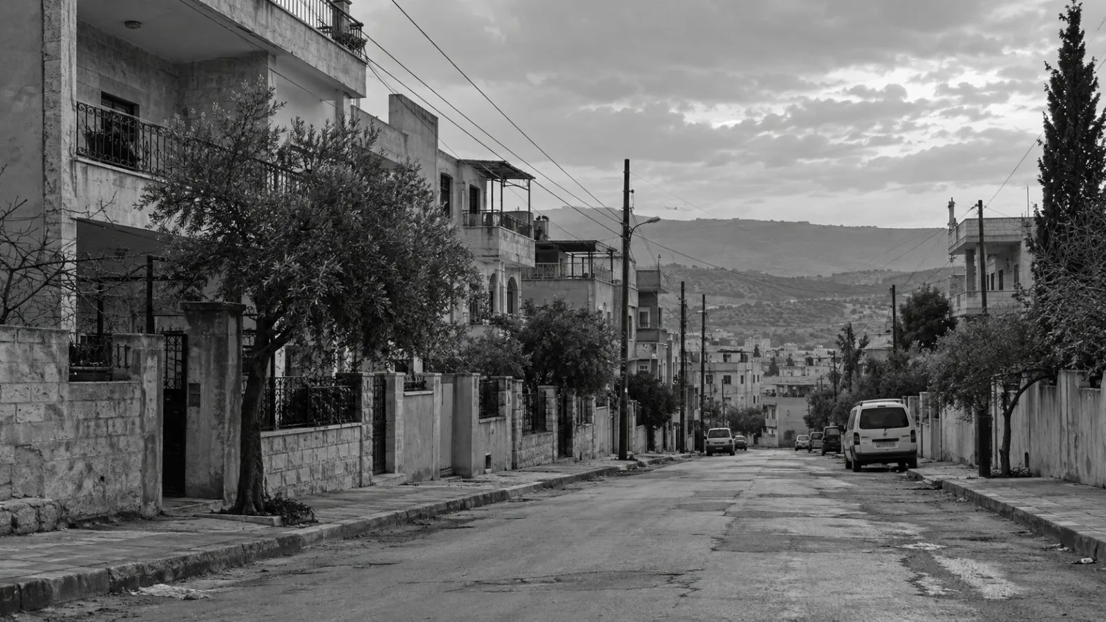 A quiet residential street in Al-Foua, Idlib province, where two ministry personnel were reported killed. (AI-generated image / EconoTimes)