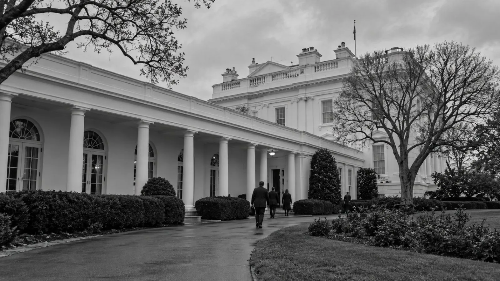 Staff enter the White House West Wing in Washington under overcast skies. (AI-generated image / EconoTimes)