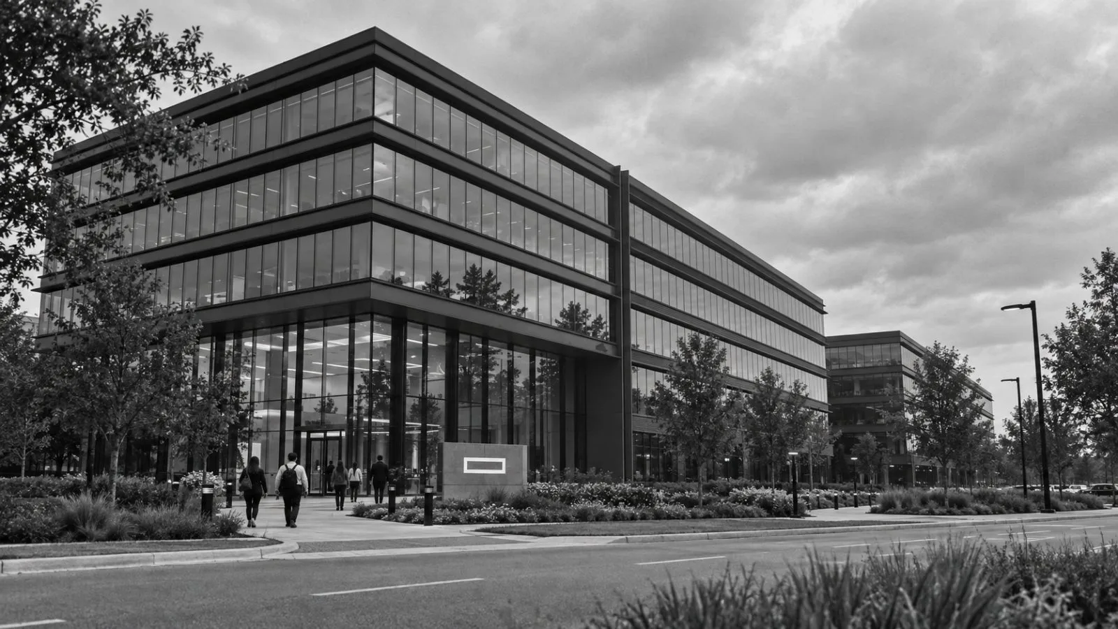 Employees enter the Hewlett Packard Enterprise campus in Spring, Texas. / EconoTimes.ai