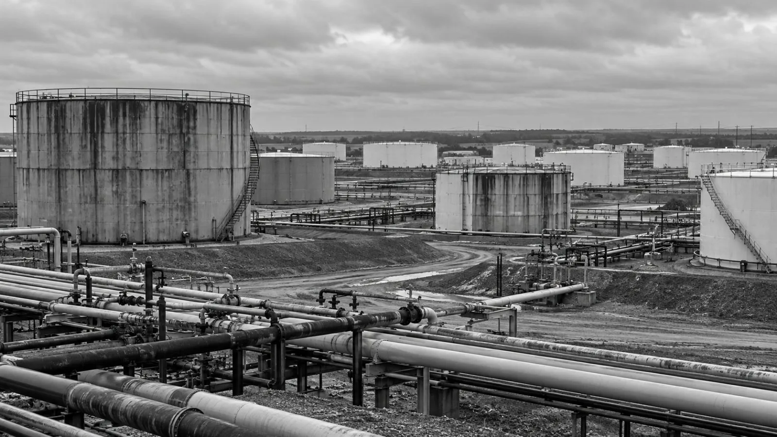 Crude oil storage tanks fill the horizon at a tank farm in Cushing, Oklahoma. (AI-generated image / EconoTimes)
