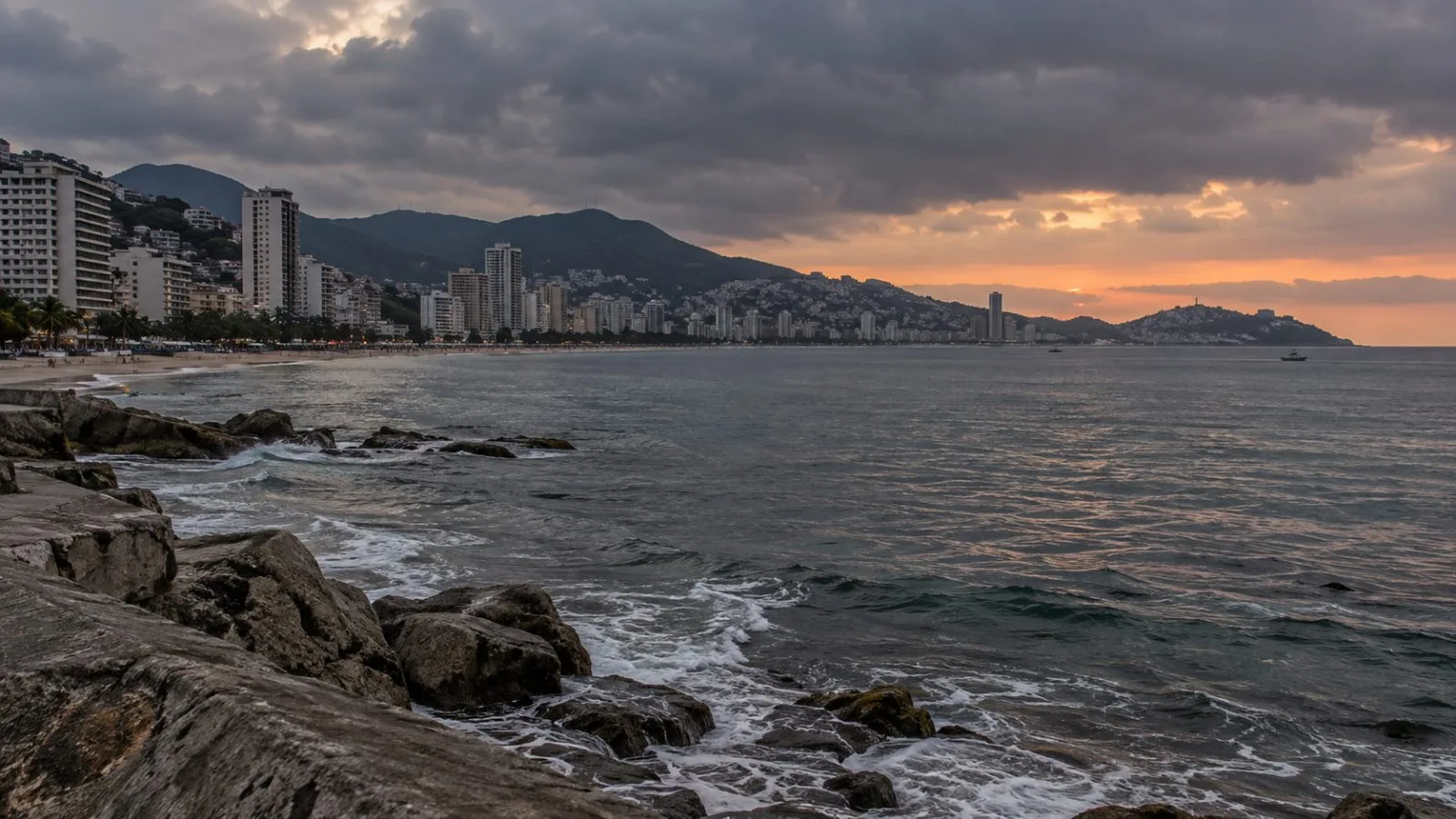 Pacific surf rolls toward the coast at Acapulco, Mexico, beneath a darkening cloud bank. (AI-generated image / EconoTimes)
